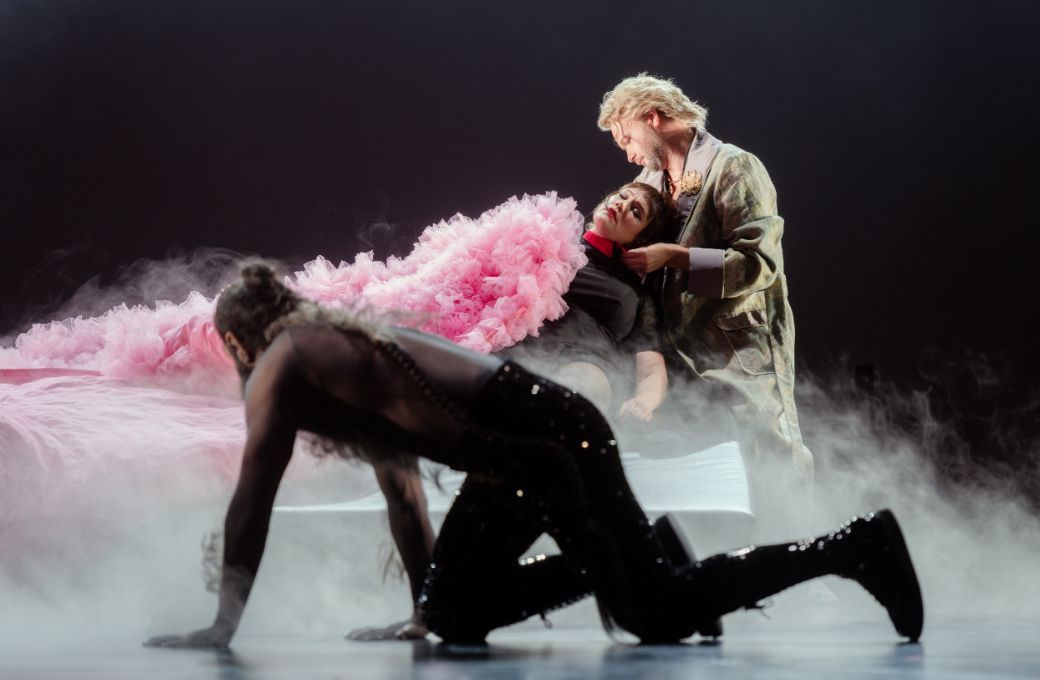 Georges Khoukaz und Wiard Witholt (La Bête) mit Luise von Garnier (Belle) © Jan-Pieter Fuhr