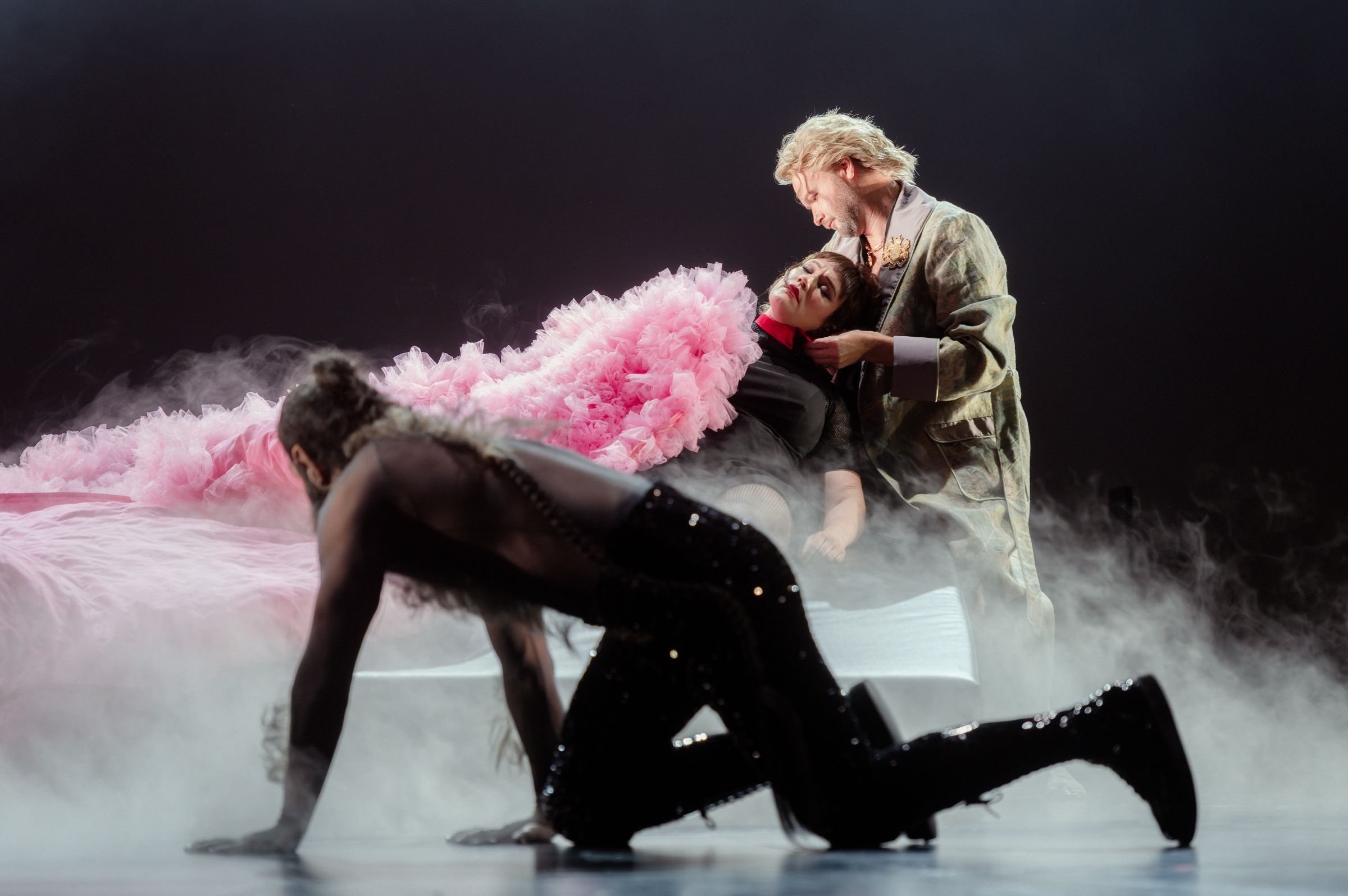 Georges Khoukaz und Wiard Witholt (La Bête) mit Luise von Garnier (Belle) © Jan-Pieter Fuhr