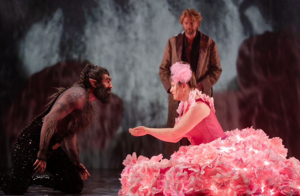 Georges Khoukaz und Wiard Witholt (La Bête) mit Luise von Garnier (Belle) © Jan-Pieter Fuhr