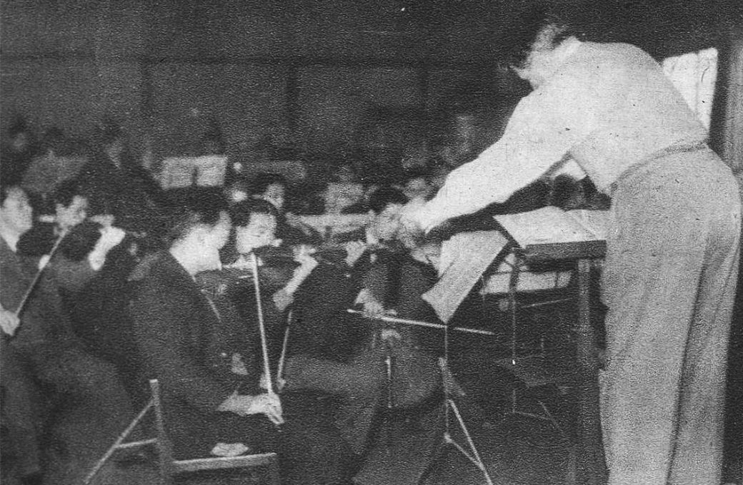 Manfred Gurlitt rehearses with the Tokyo Philharmonic © Rekōdo bunka (Record Culture), June 1942 | Public domain