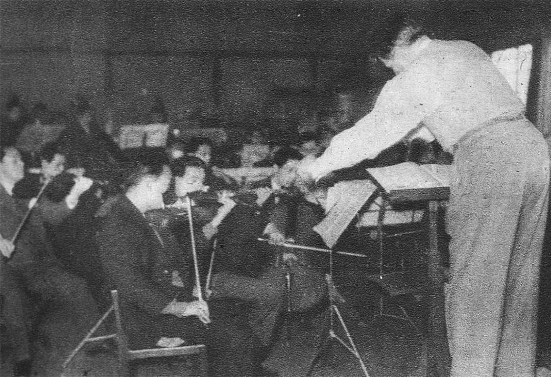 Manfred Gurlitt rehearses with the Tokyo Philharmonic © Rekōdo bunka (Record Culture), June 1942 | Public domain