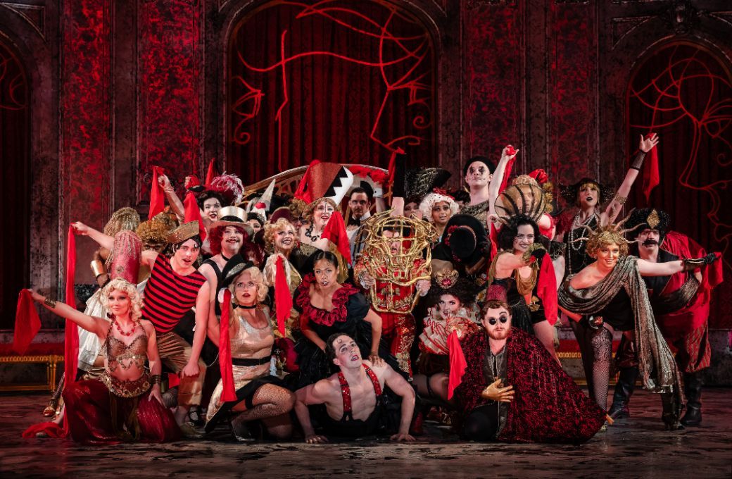 <i>La traviata</i> Act 2 Scene 2 &copy; Julain Guidera