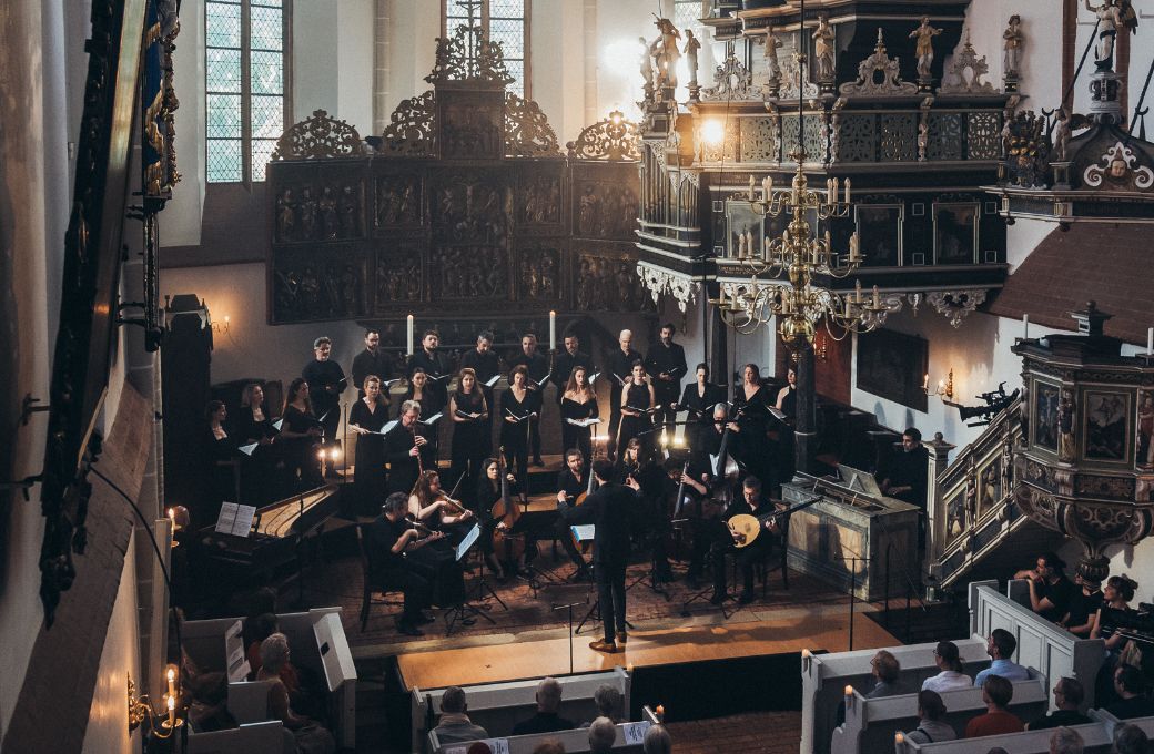 Raphaël Pichon dirigiert das Ensemble Pygmalion im Kloster Lüne © Fred Mortagne