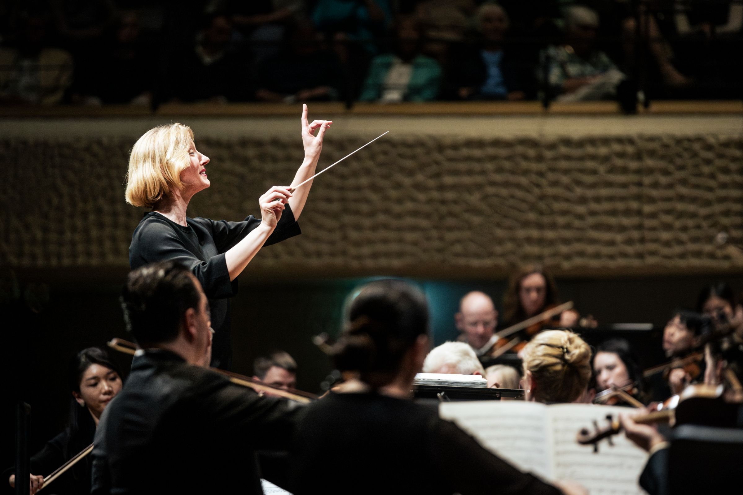 Joana Mallwitz conducts the Konzerthausorchester Berlin &copy; Gesche Jäger