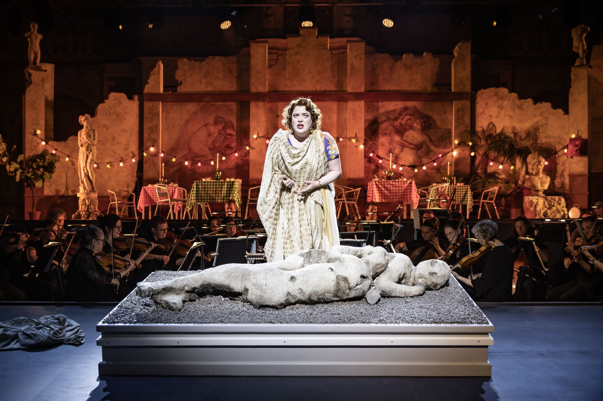 Madeline Boreham (Fiordiligi) &copy; Craig Fuller