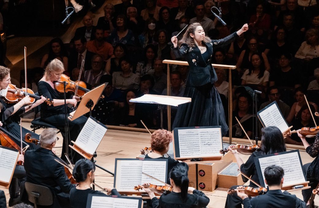 Elim Chan conducts the New York Philharmonic &copy; Brandon Patoc
