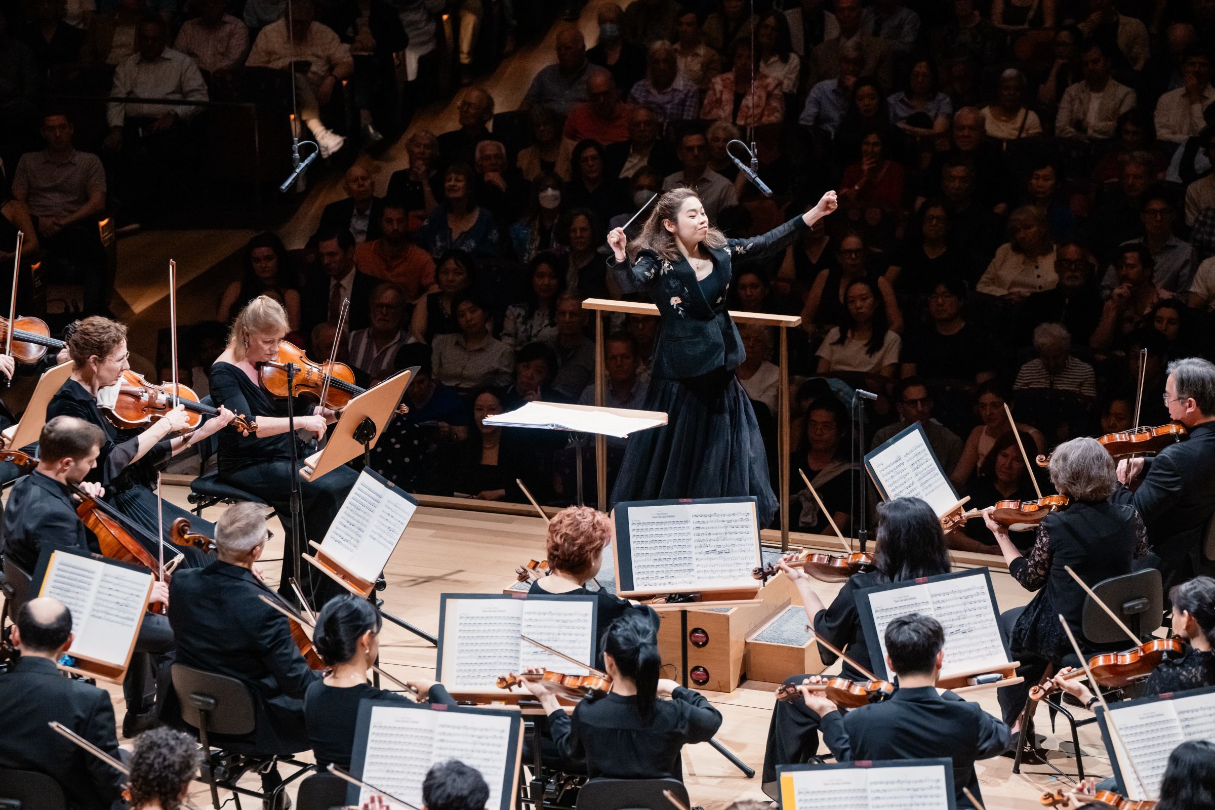 Elim Chan conducts the New York Philharmonic &copy; Brandon Patoc