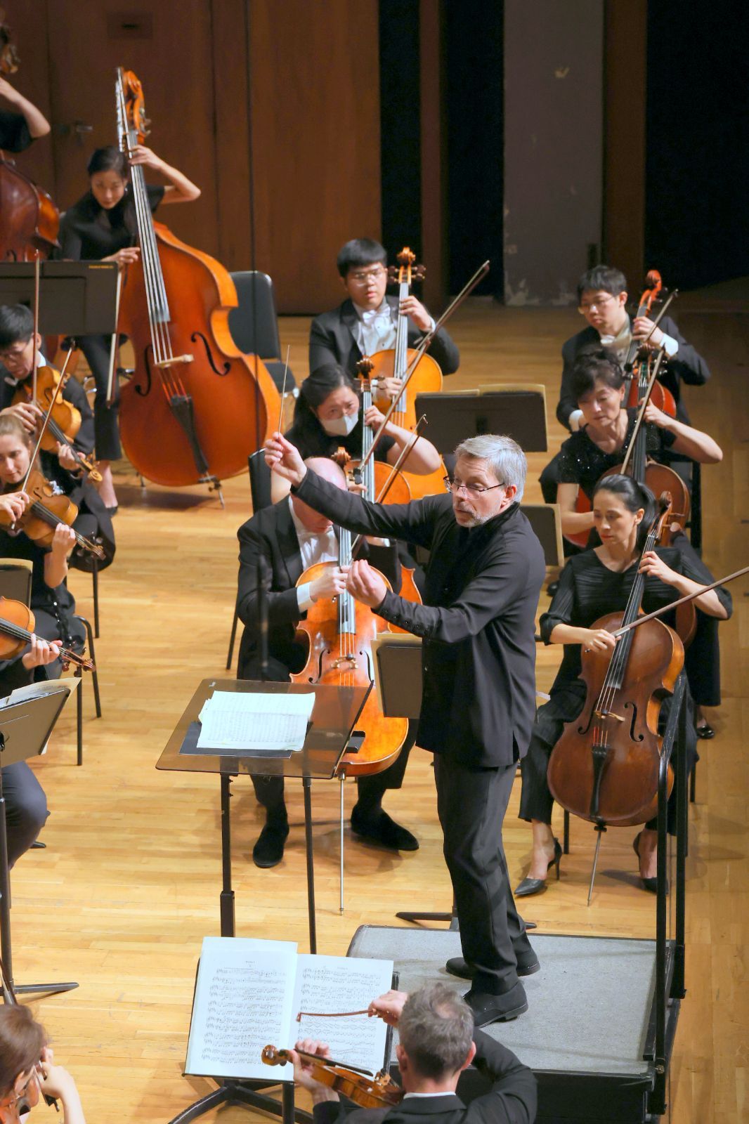 Olari Elts conducts the Hong Kong Sinfonietta © HK Sinfonietta Ltd
