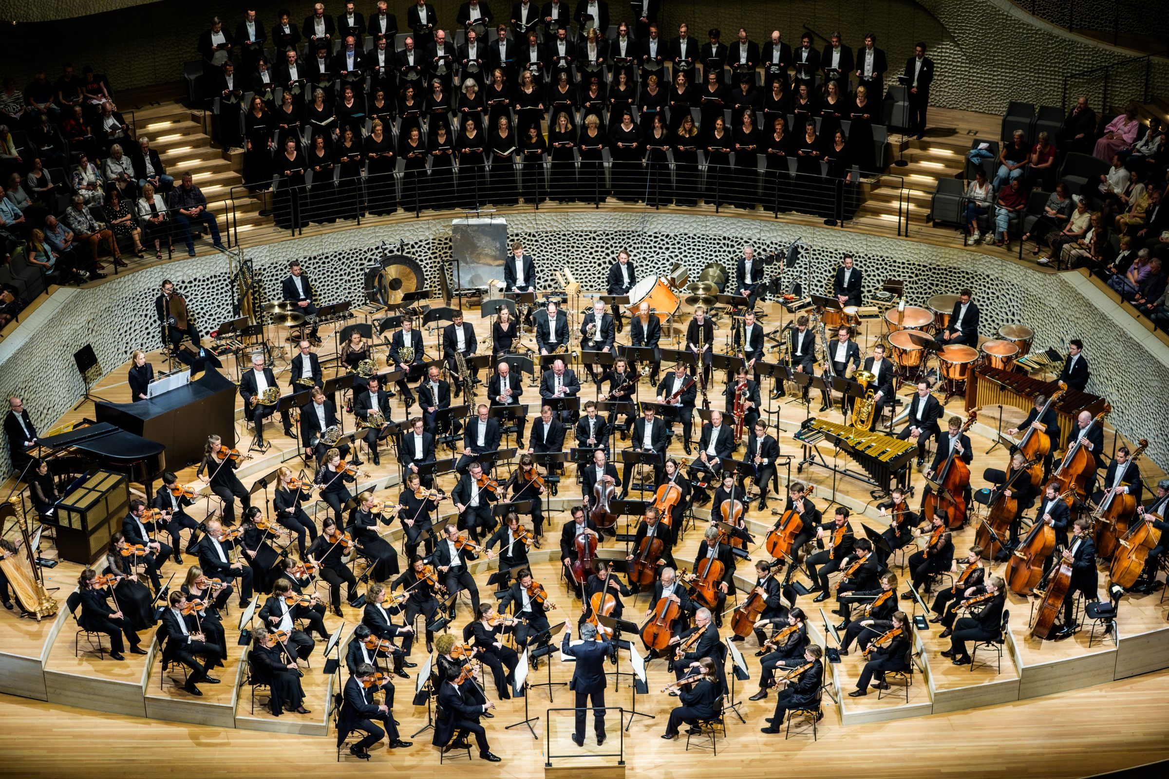 The Rundfunk-Sinfonieorchester Berlin and Rundfunkchor Berlin at the Elbphilharmonie &copy; Sebastian Madej