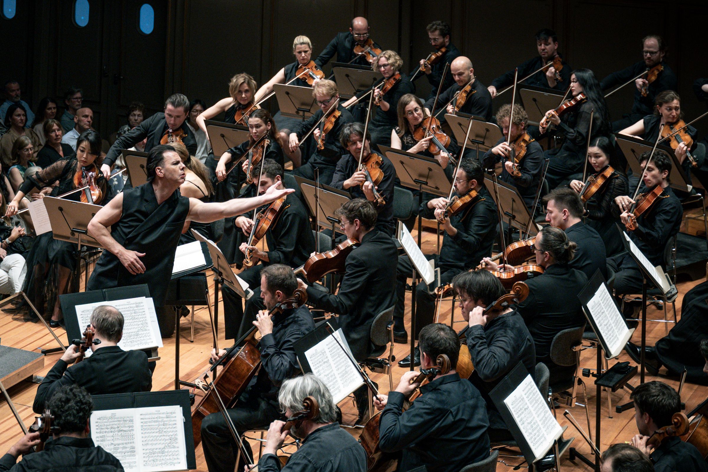 Teodor Currentzis dirigiert das Utopia Orchestra &copy; Quim Vilar
