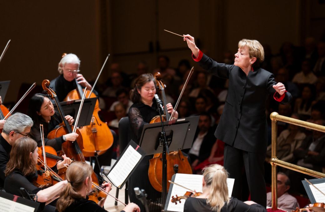 Marin Alsop conducts the Philadelphia Orchestra © Chris Lee