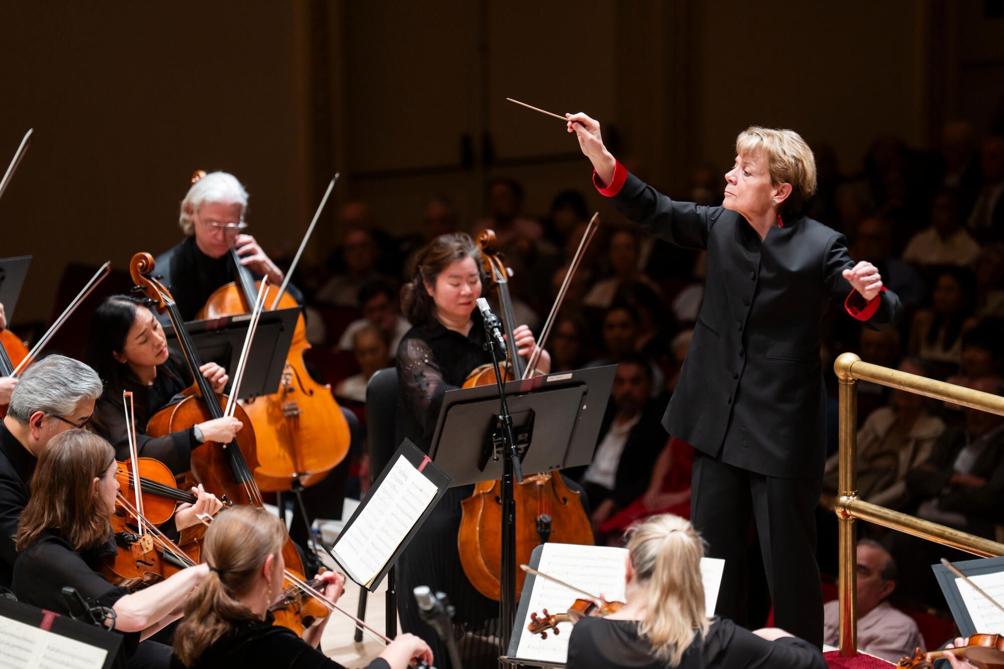Marin Alsop conducts the Philadelphia Orchestra © Chris Lee