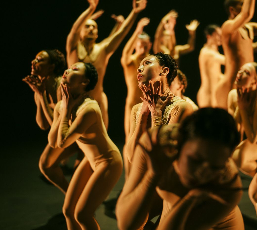 NDT2 in Sharon Eyal’s <i>SAABA</i> © Rahi Rezvani