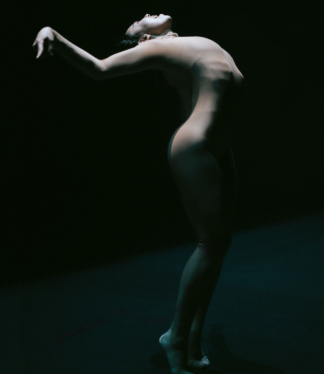 A dancer with NDT2 in Sharon Eyal’s <i>SAABA</i> © Rahi Rezvani