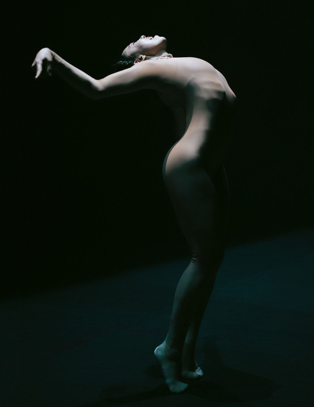 A dancer with NDT2 in Sharon Eyal’s <i>SAABA</i> © Rahi Rezvani
