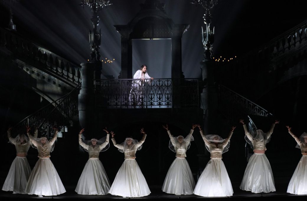 Escena de Julieta (Vannina Santoni) con bailarinas &copy; Javier del Real | Teatro Real