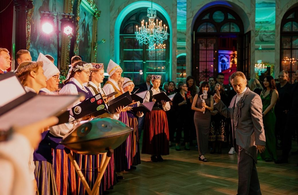 Aija Dimza performs with the Austrums Chamber Choir © Koris Austrums