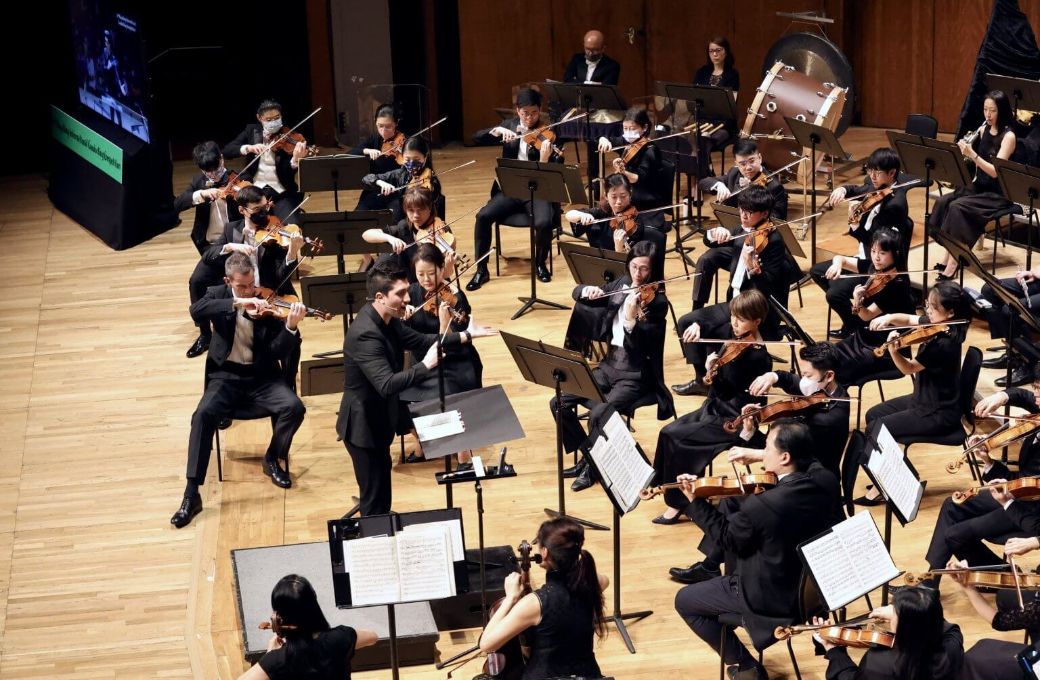 Rodolfo Barr&aacute;ez conducts the Hong Kong Sinfonietta &copy; HK Sinfonietta Ltd