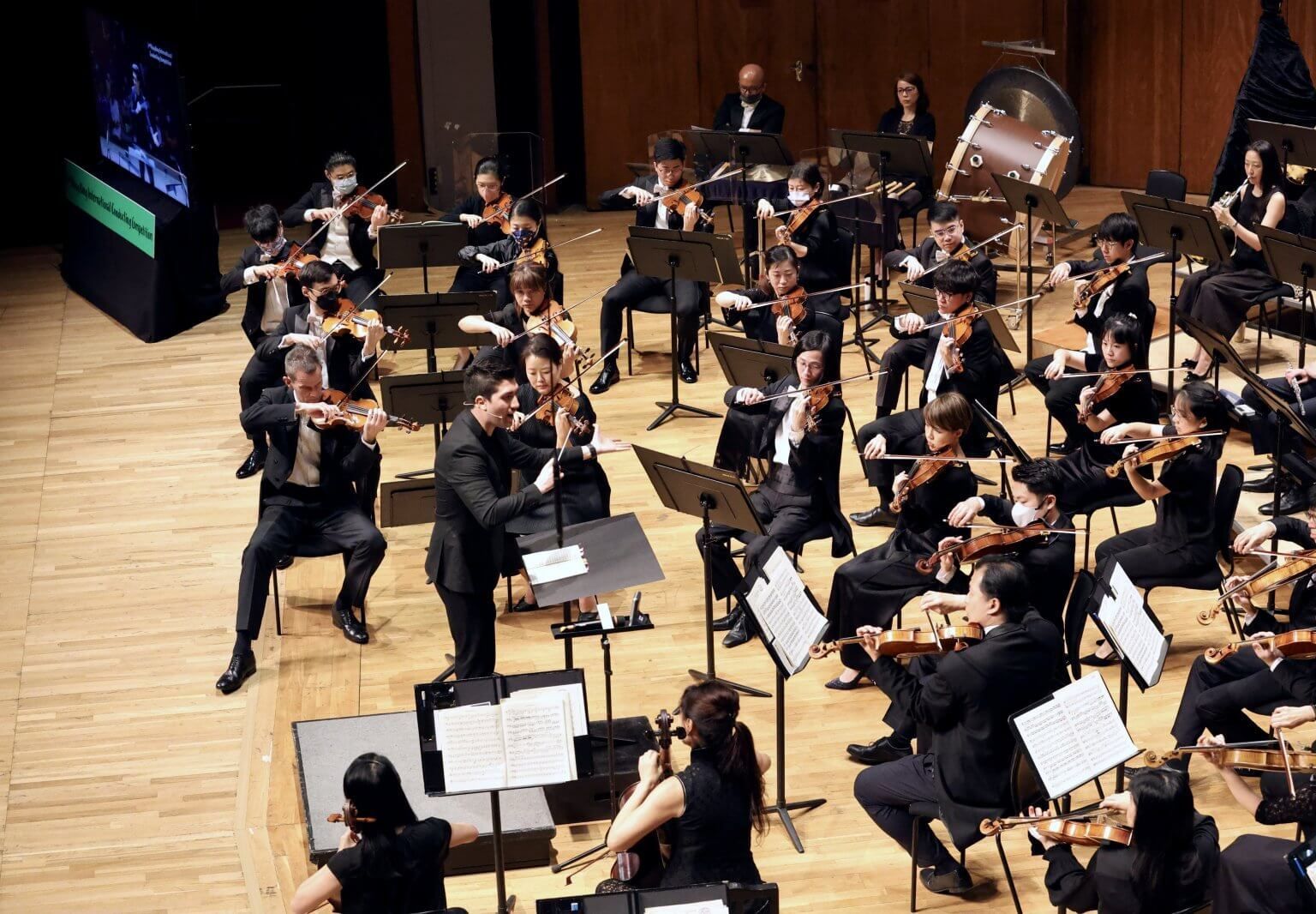 Rodolfo Barráez conducts the Hong Kong Sinfonietta &copy; HK Sinfonietta Ltd
