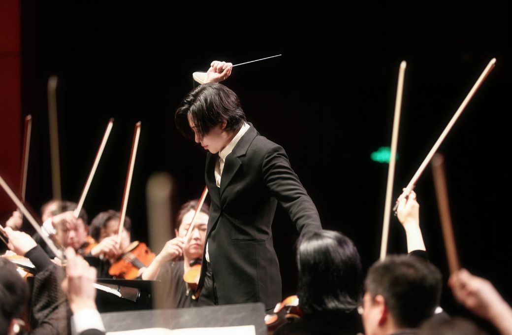 Linhan Cui conducts &copy; Courtesy of Linhan Cui