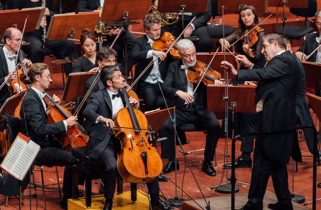 Gautier Capuçon und Daniele Gatti mit der Sächsischen Staatskapelle Dresden © Oliver Killig