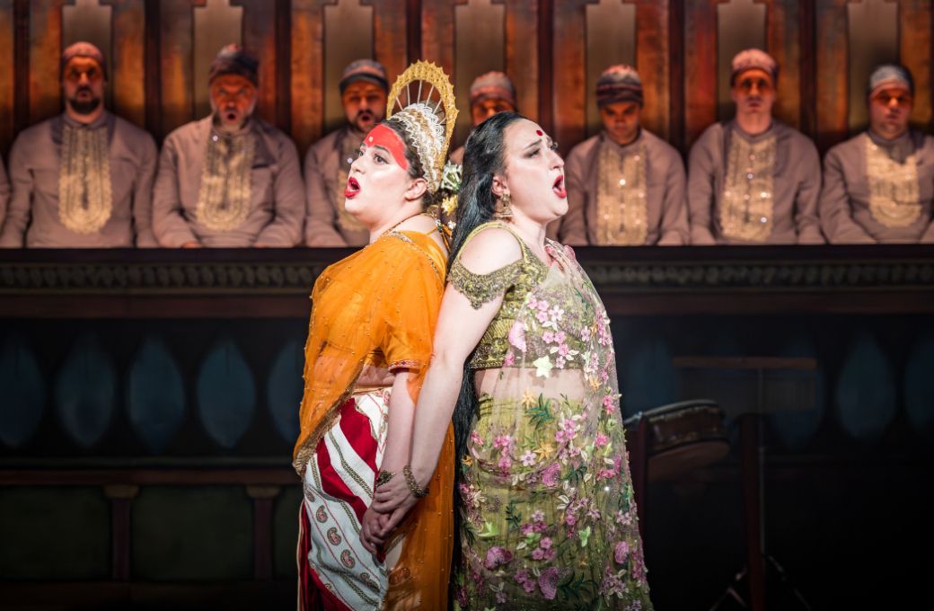 Nazan Fikret (Rukmini) and Julia Sitkovetsky (Radha as woman) © Marc Brenner