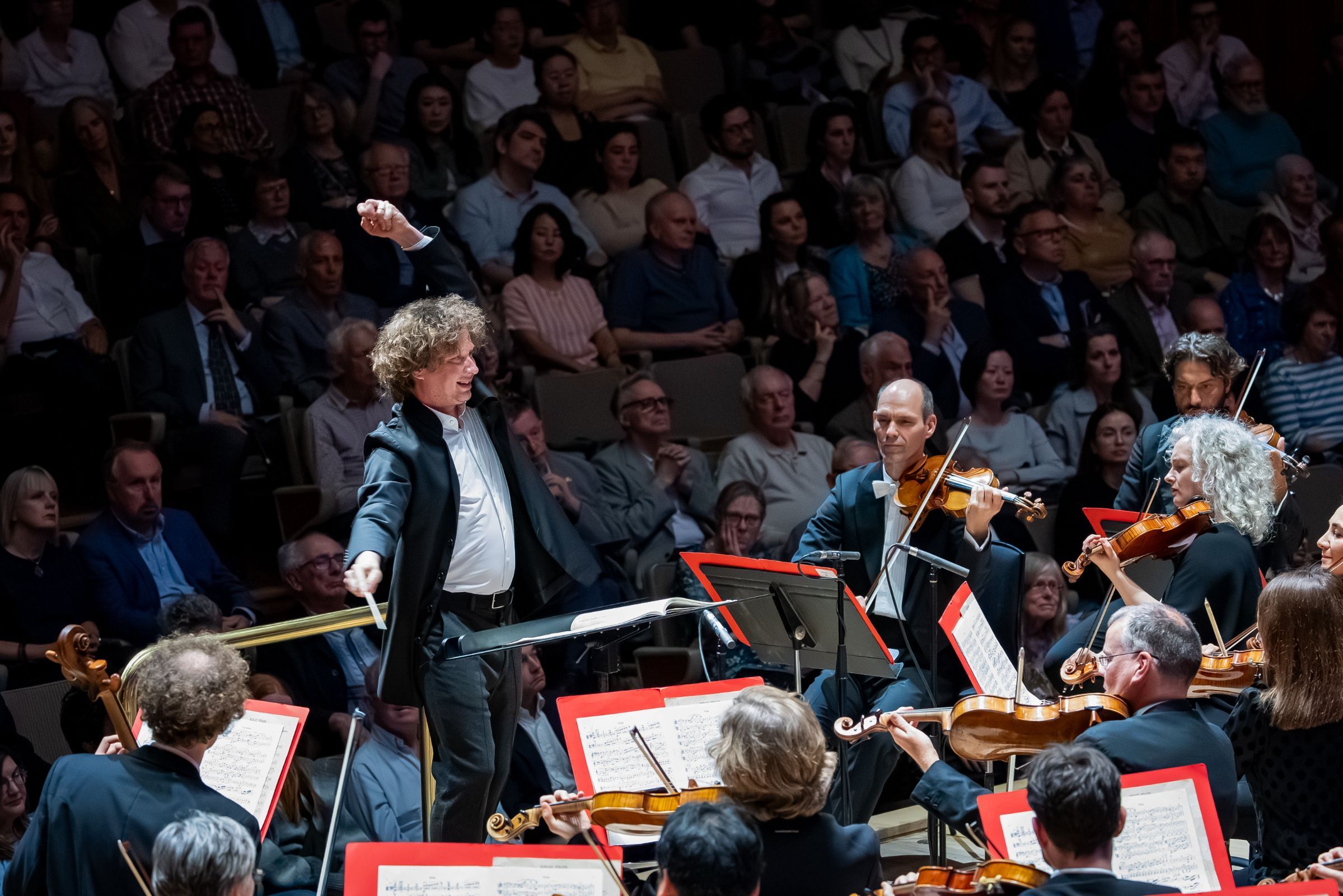 Santtu-Matias Rouvali conducts the Philharmonia © Philharmonia Orchestra | Marc Gascoigne