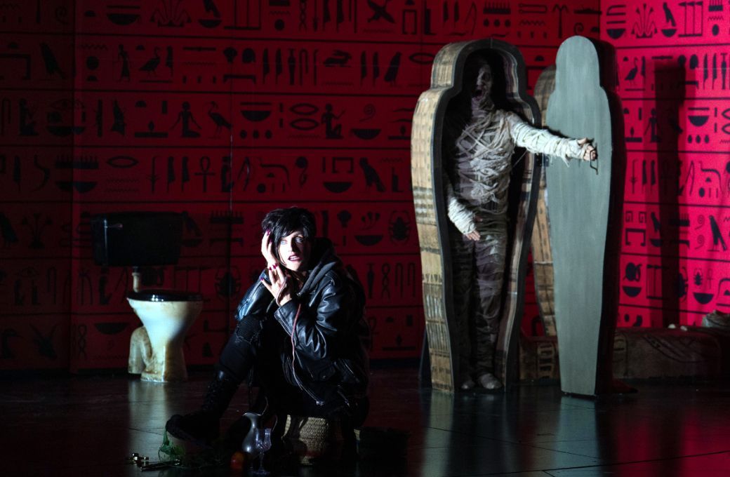 Sarah Brady (Cleopatra) and Owen Willetts (Nireno) &copy; Richard Hubert Smith