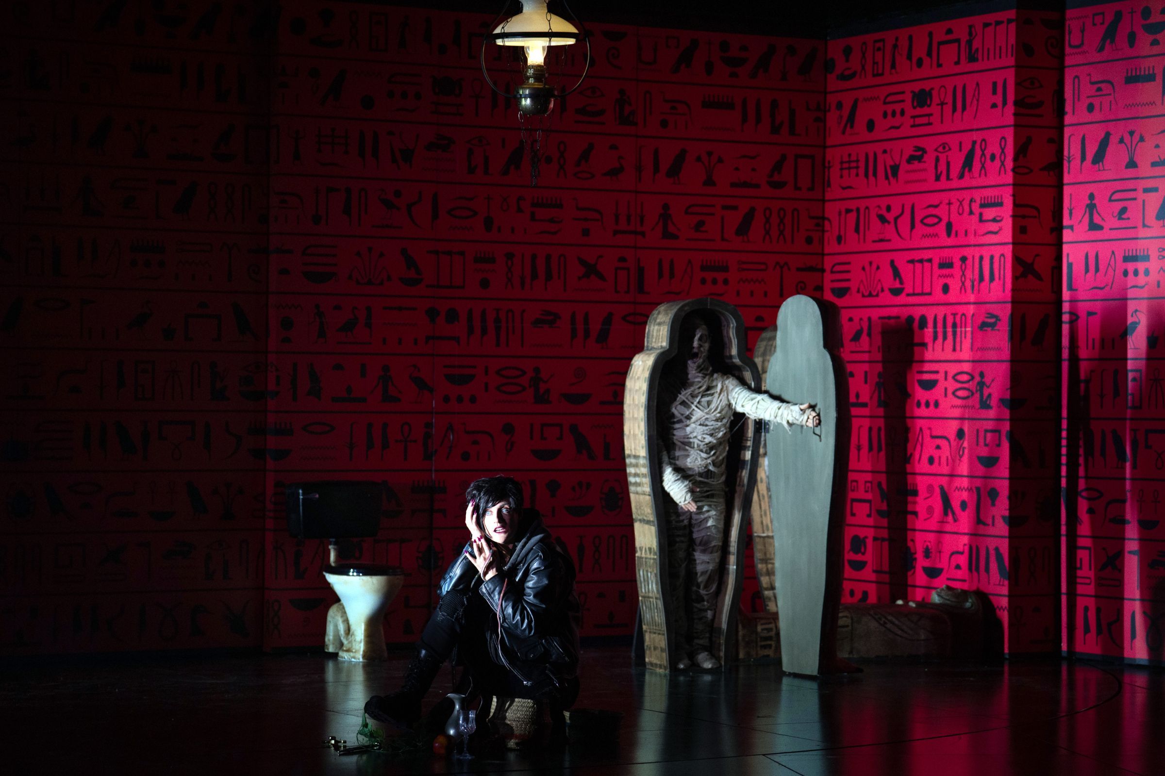 Sarah Brady (Cleopatra) and Owen Willetts (Nireno) &copy; Richard Hubert Smith