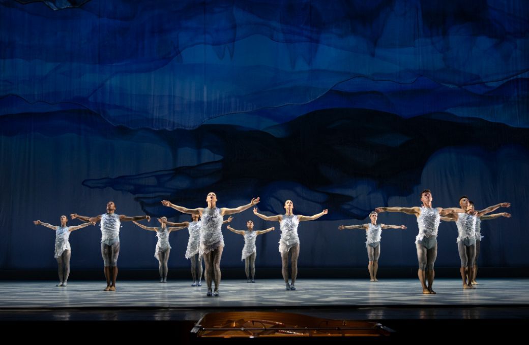 BalletX in Jamar Roberts&rsquo; <i>Winter</i> from <i>The Four Seasons Reimagined</i> &copy; Vikki Sloviter