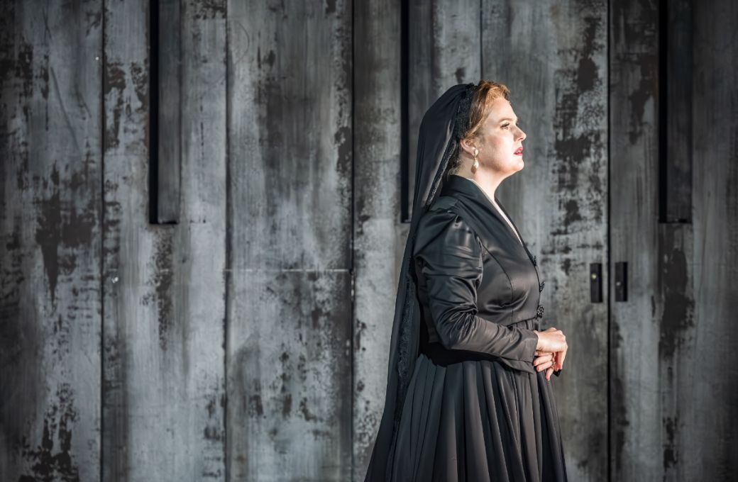 Elin Pritchard (Elisabetta) © Marc Brenner