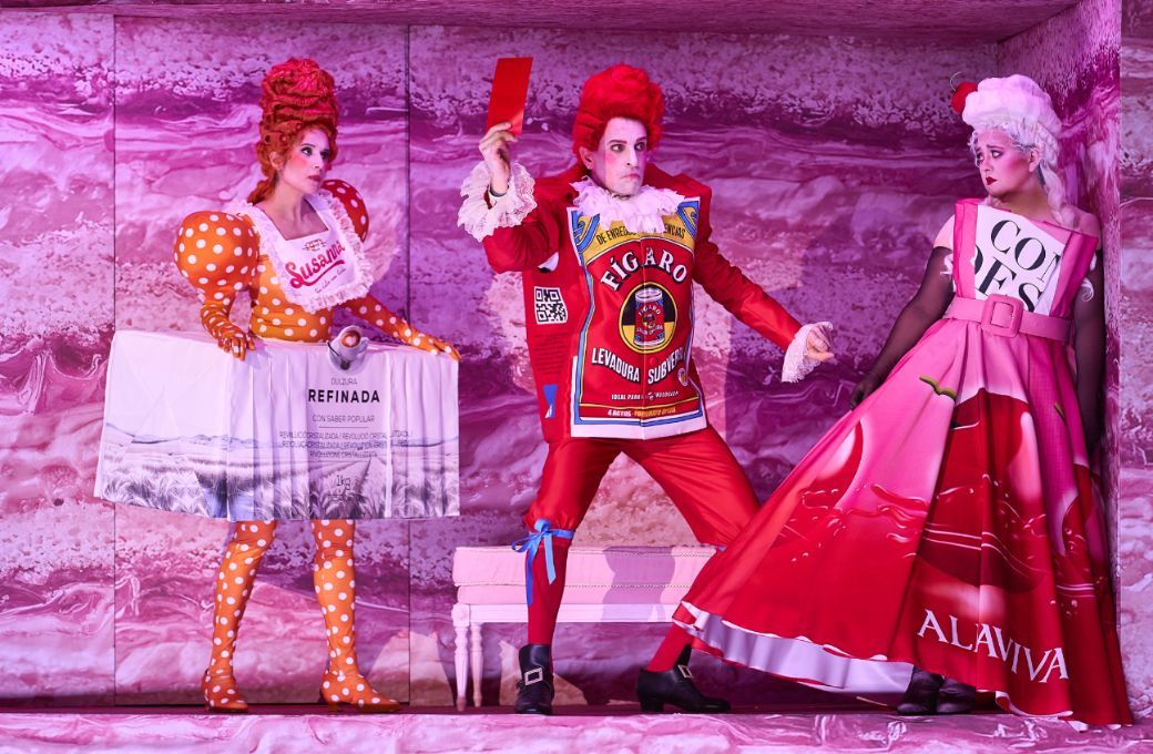 Sarah Blanch (Susanna), Luca Pisaroni (Figaro) y Adriana González (Condesa Almaviva) © David Ruano | Gran Teatre del Liceu