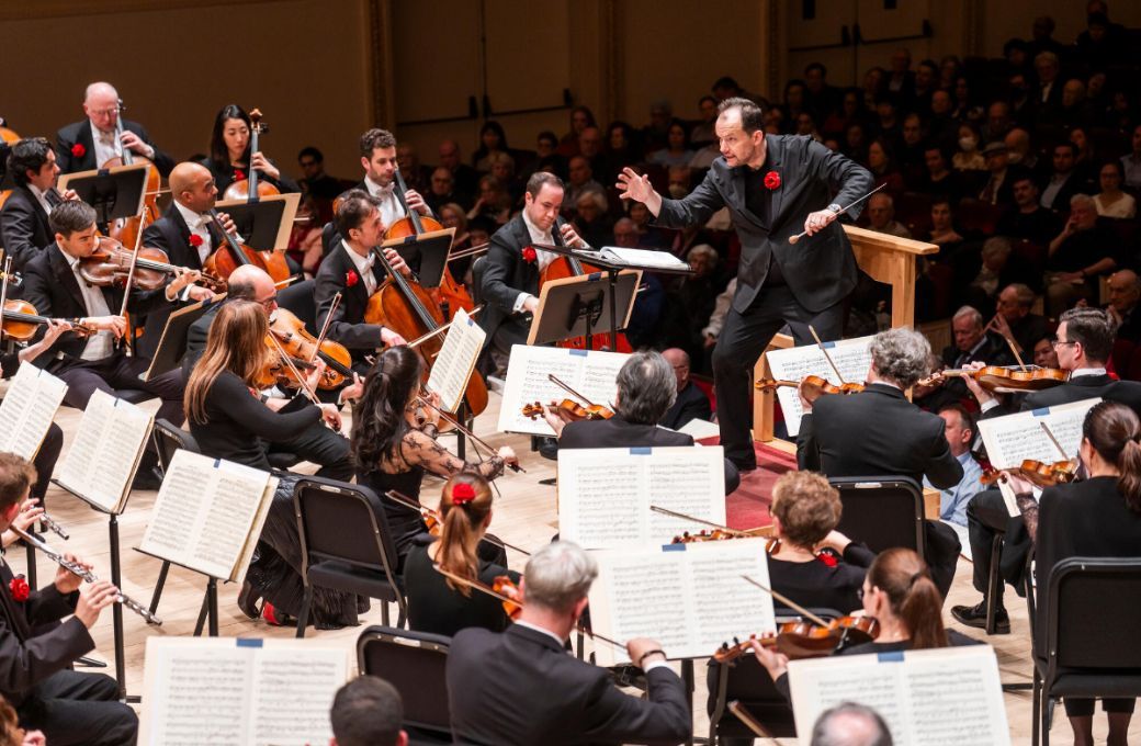Andris Nelsons conducts the Boston Symphony Orchestra at Carnegie Hall © Chris Lee