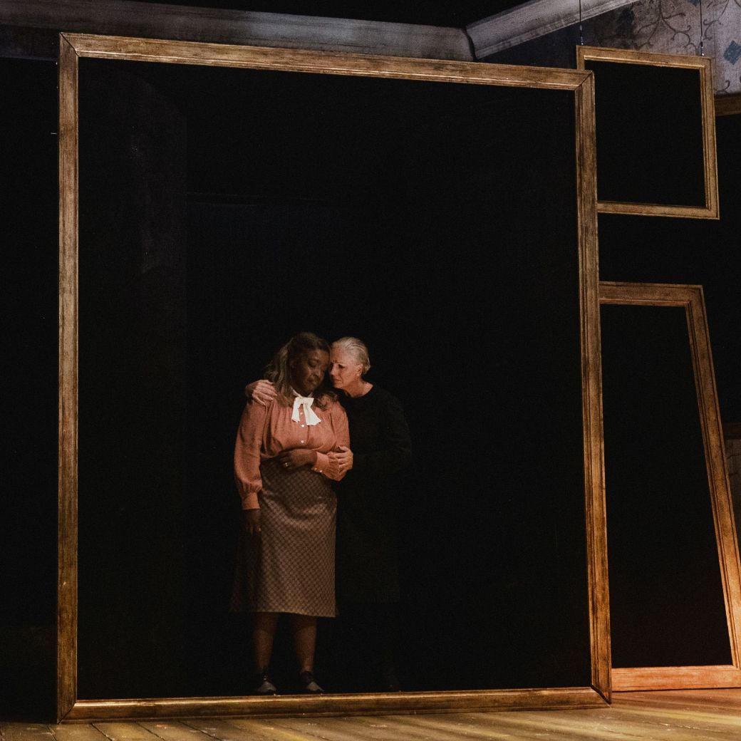 Axelle Fanyo (Antonia) und Annely Peebo (Die Stimme der Mutter) © Marco Sommer | Volksoper Wien