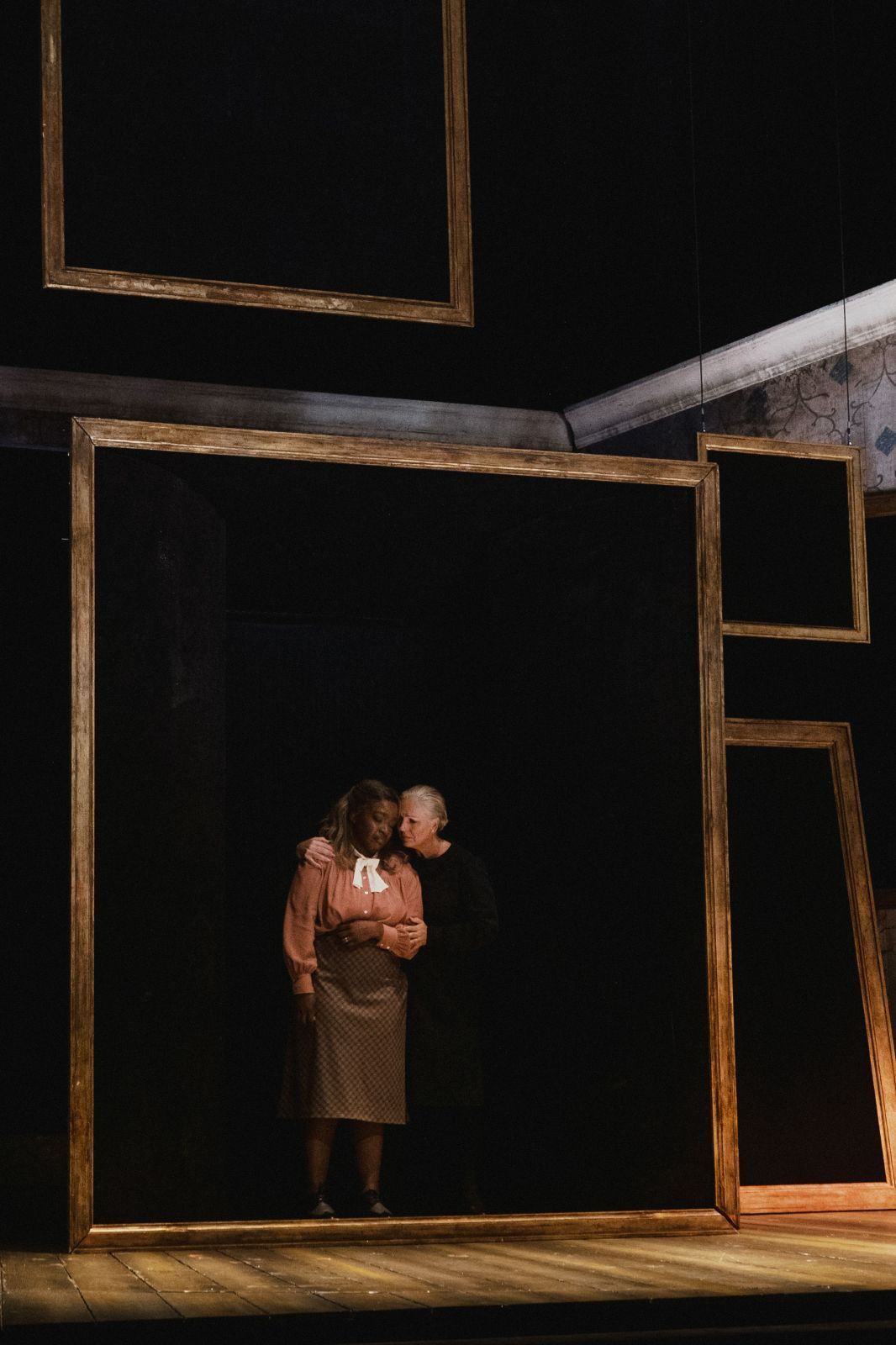 Axelle Fanyo (Antonia) und Annely Peebo (Die Stimme der Mutter) © Marco Sommer | Volksoper Wien