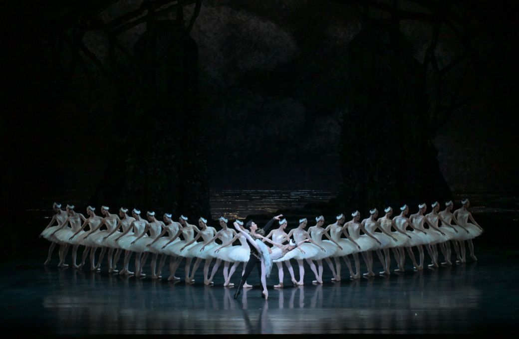 National Ballet of Japan in Sir Peter Wright’s <i>Swan Lake</i> © Takashi Shikama