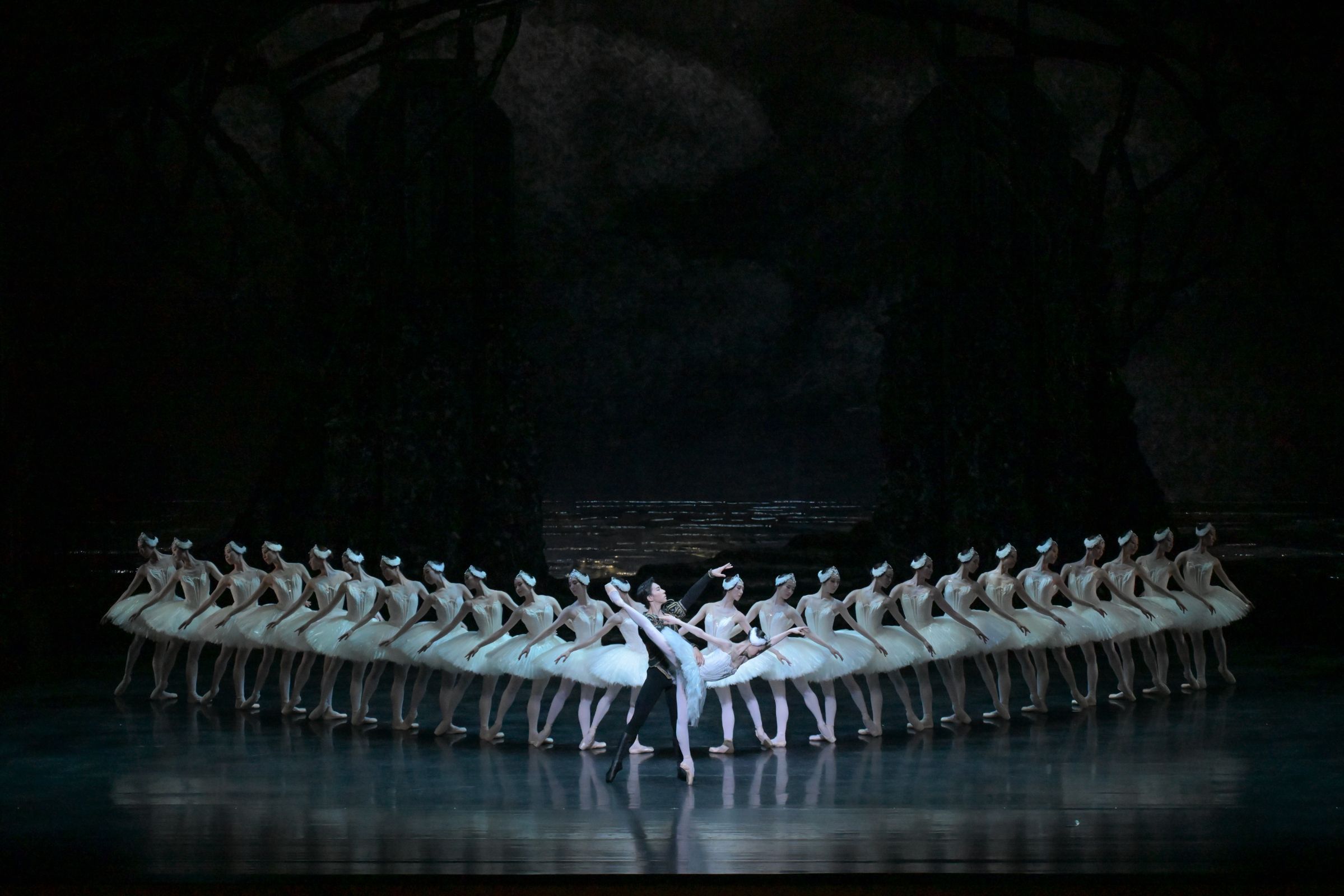 National Ballet of Japan in Sir Peter Wright’s <i>Swan Lake</i> © Takashi Shikama