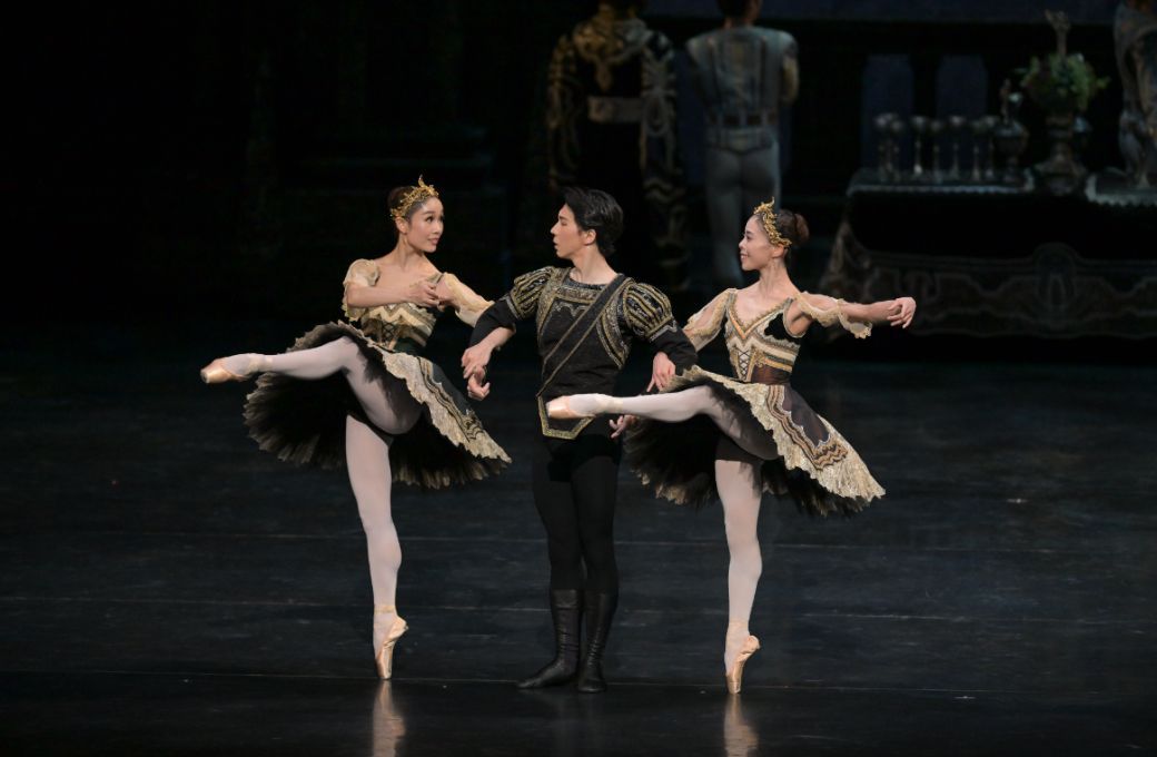 Moeko Iino and Haruka Sootome with Kosuke Okumura in Sir Peter Wright’s <i>Swan Lake</i> © Takashi Shikama