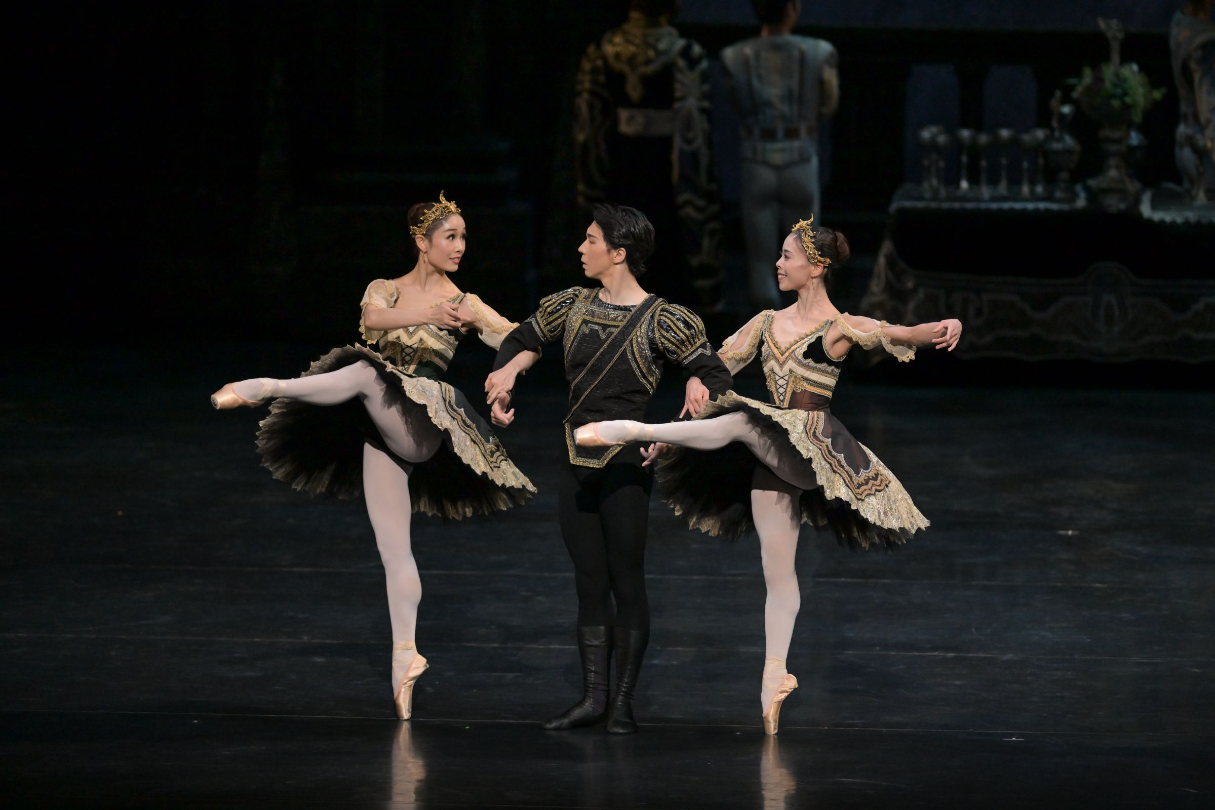 Moeko Iino and Haruka Sootome with Kosuke Okumura in Sir Peter Wright’s <i>Swan Lake</i> © Takashi Shikama