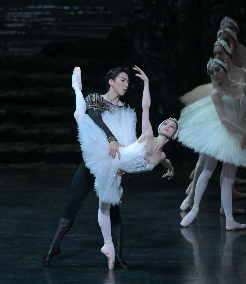 Ayako Ono as Odette and Kosuke Okumura as Prince Siegfried in <i>Swan Lake</i> © Takashi Shikama