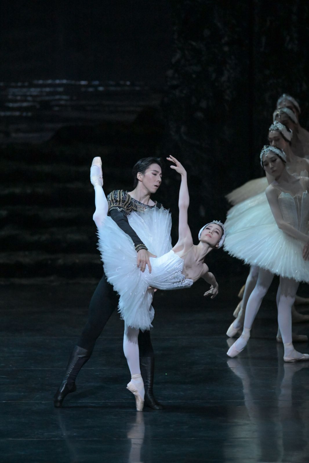Ayako Ono as Odette and Kosuke Okumura as Prince Siegfried in <i>Swan Lake</i> © Takashi Shikama