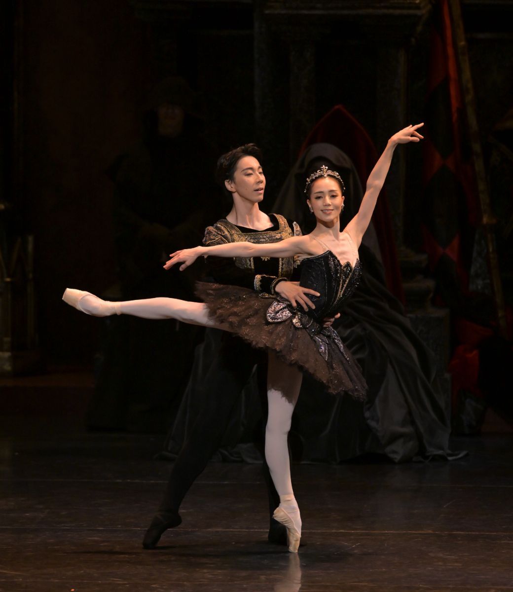 Ayako Ono as Odile and Kosuke Okumura as Prince Siegfried in <i>Swan Lake</i> © Takashi Shikama