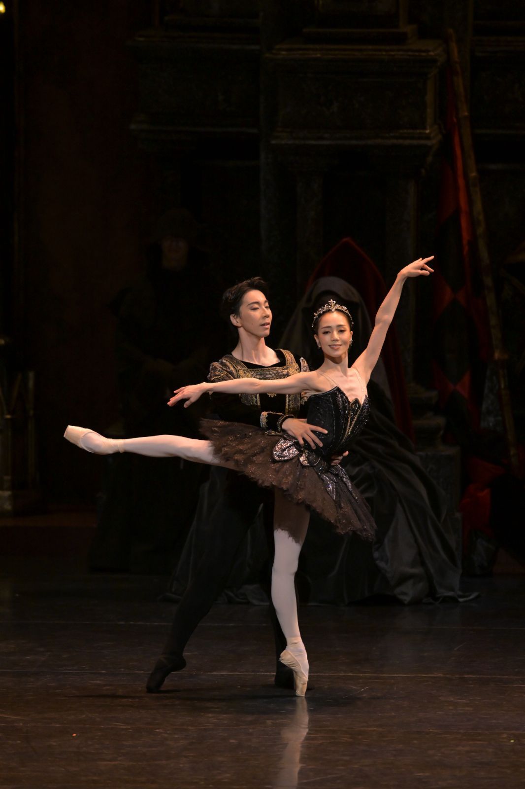Ayako Ono as Odile and Kosuke Okumura as Prince Siegfried in <i>Swan Lake</i> © Takashi Shikama