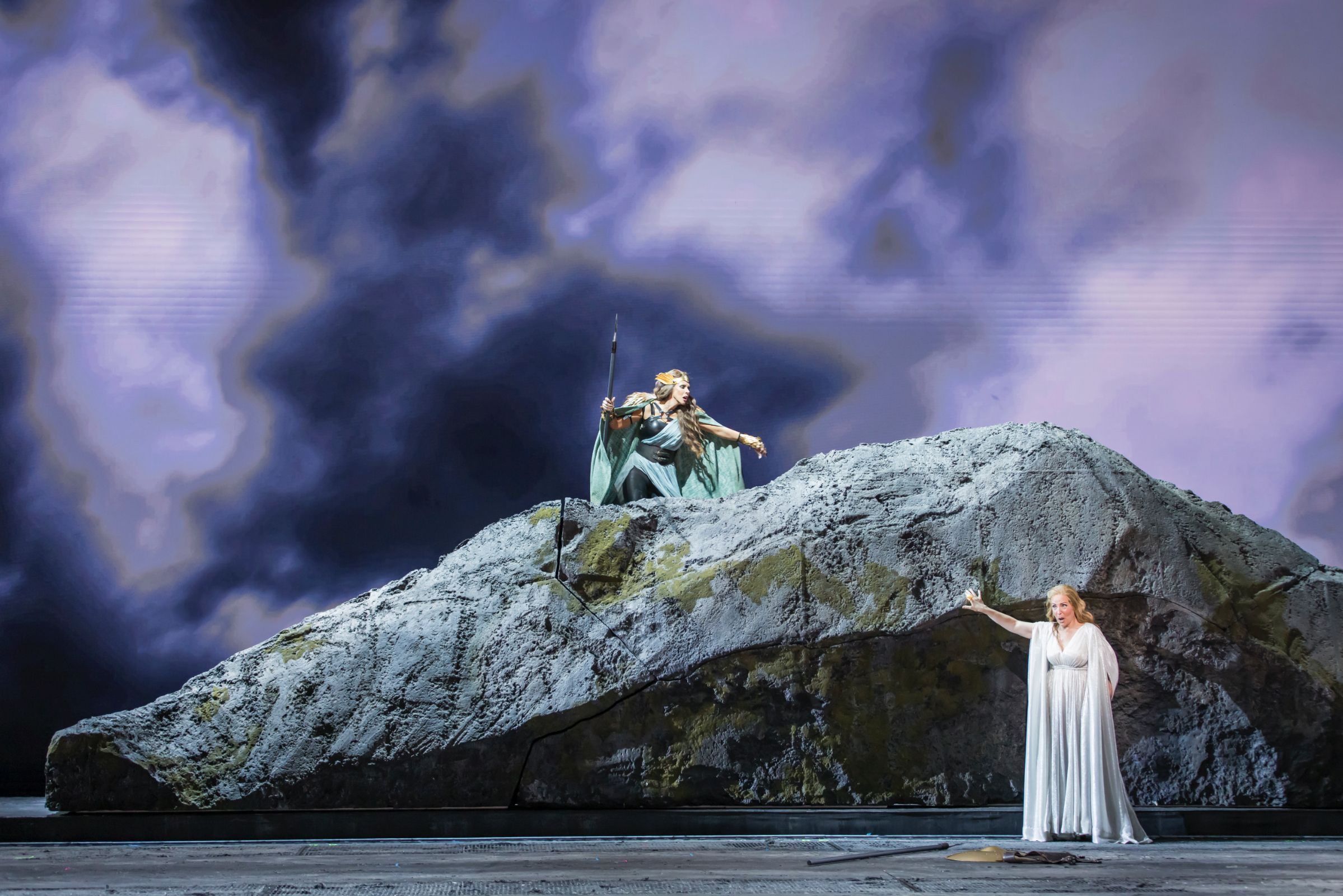 Tamara Mumford (Waltraute) and Lise Lindstrom (Brünnhilde) © Raftermen