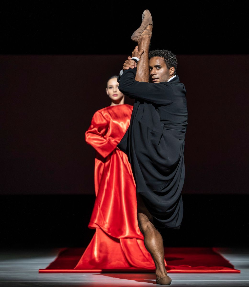 Francesca Hayward and Marcelino Samb&eacute; in Le&oacute;n/Lightfoot&rsquo;s <i>Salle de danse</i> &copy; The Royal Ballet 2026. Johan Persson
