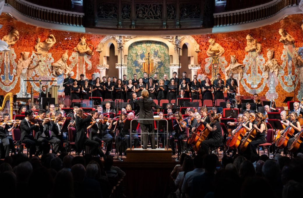 Marin Alsop al frente de la Philharmonia Orchestra, el Cor Jove y el Cor de Noies de l'Orfe&oacute; Catal&agrave; &copy; Rachael Hacking