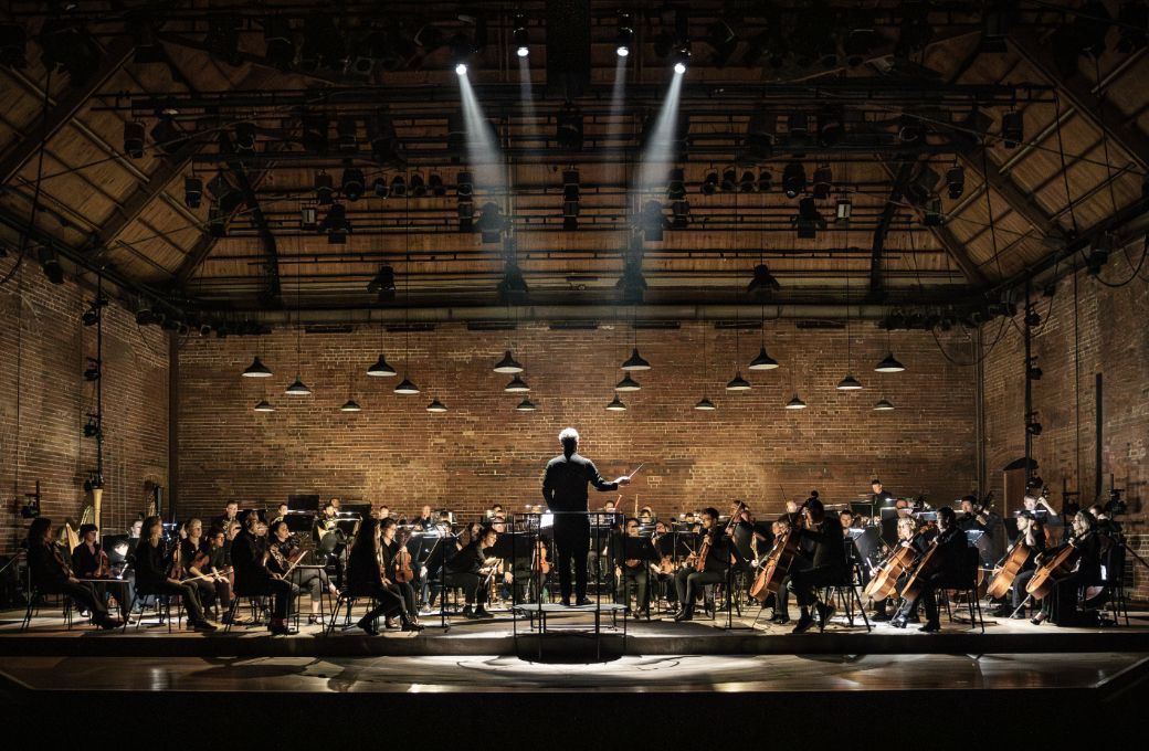Ryan Wigglesworth conducts the BBC Scottish Symphony Orchestra in Snape Maltings © Craig Fuller
