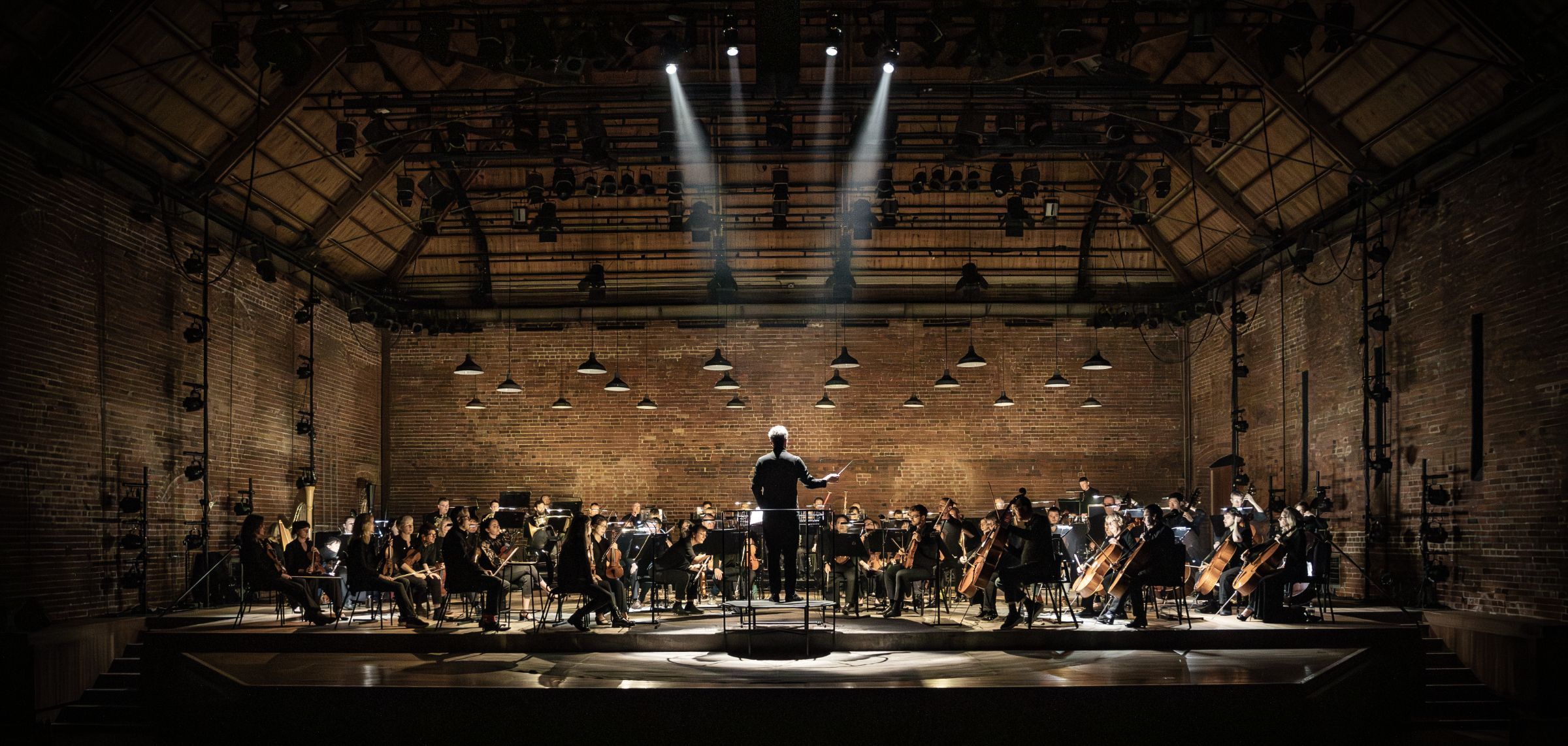 Ryan Wigglesworth conducts the BBC Scottish Symphony Orchestra in Snape Maltings © Craig Fuller