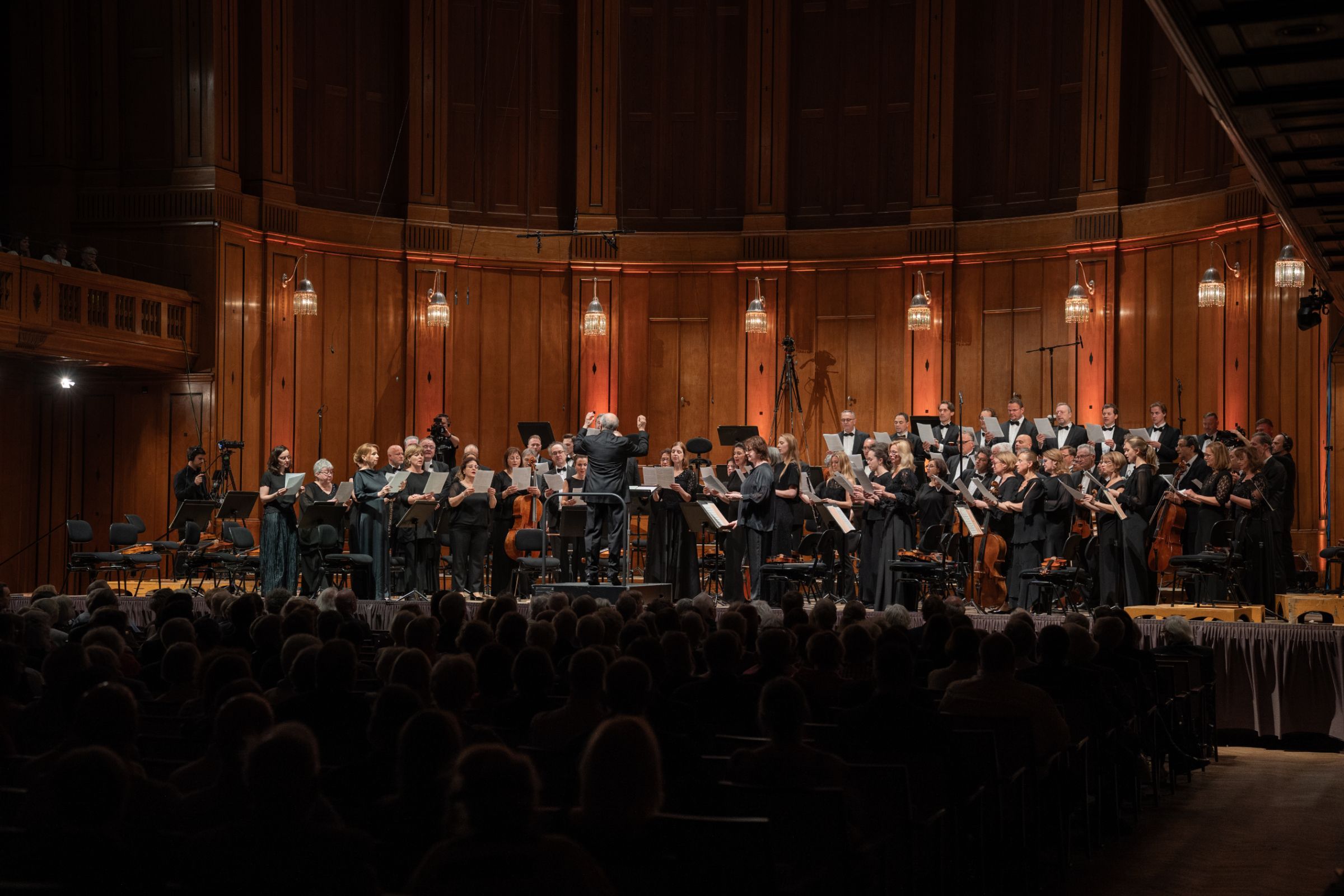 Iván Fischer dirigiert das Budapest Festival Orchestra &copy; Julia Milberger