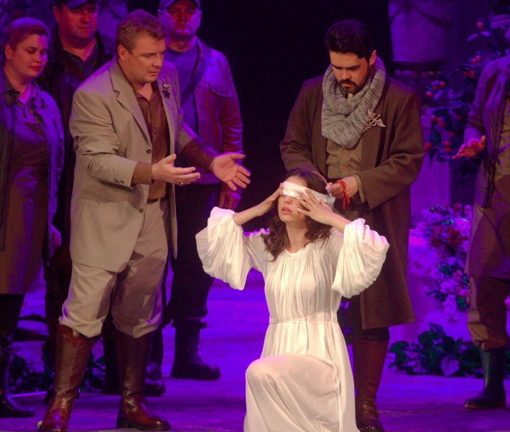 Alexei Botnarciuc (Ren&eacute;), Valentina Naforniţă (Iolanta) and Vitaly Machunsky (Ibn-Hakia) &copy; Andrei Grigore